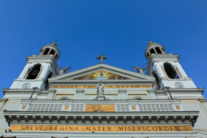 Descubra a história e importância cultural do Círio de Nazaré e da Basílica Santuário de Nossa Senhora de Nazaré, patrimônios de Belém.