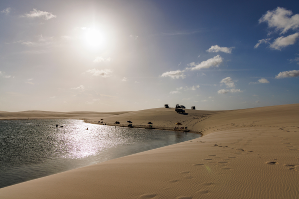 Descubra a história, as belezas naturais e as melhores aventuras nos Lençóis Maranhenses. Saiba como planejar sua visita, explorar dunas, lagoas e viver experiências únicas em contato com a natureza.